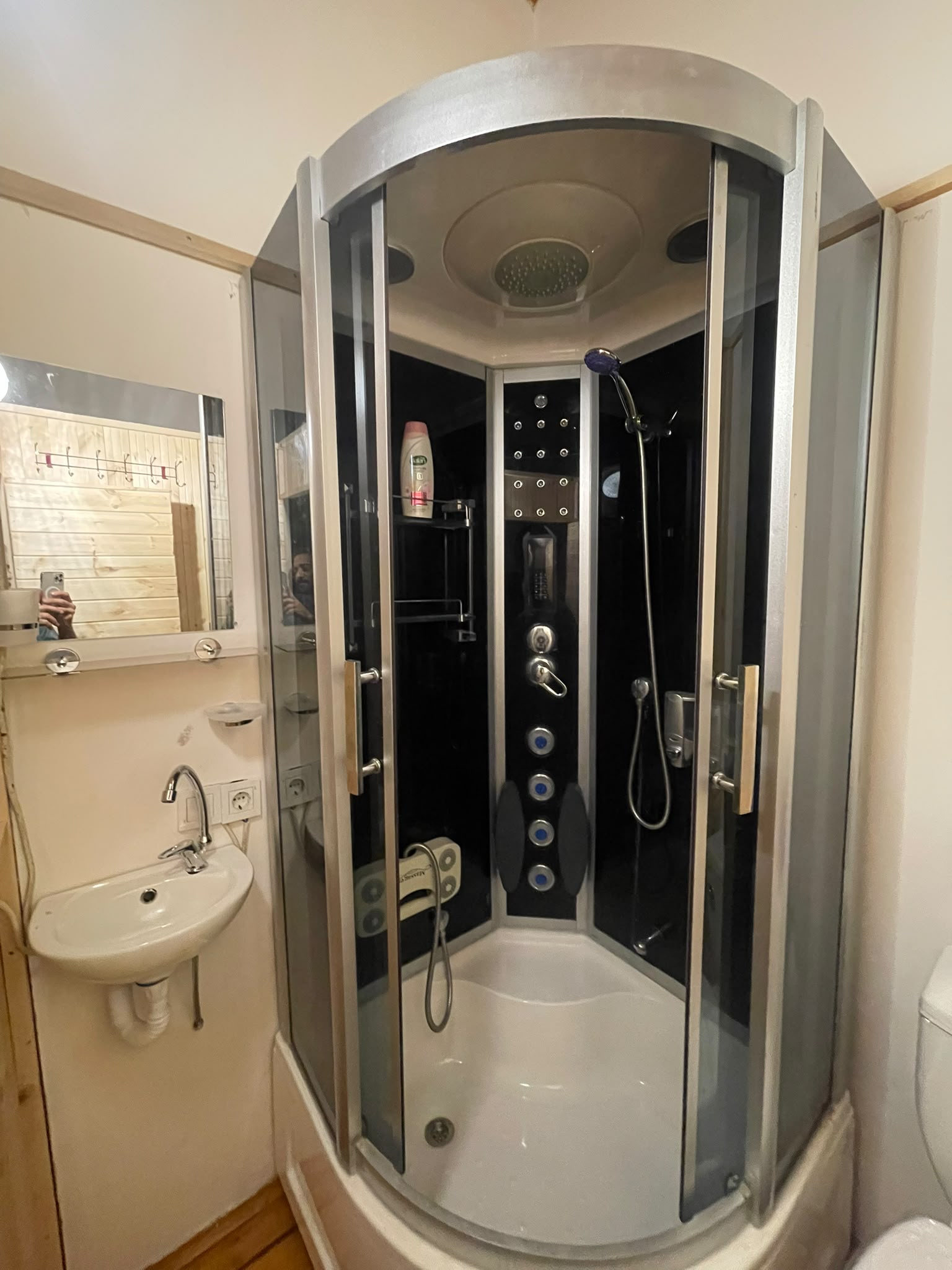 Mersin Apart Otel modern duş kabini — temiz otel banyosu